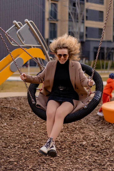 Feliz Atractiva Mujer Joven Moda Riendo Mientras Juega —  Fotos de Stock