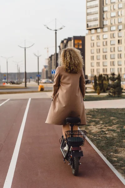 Jonge Mooie Vrouw Paardrijden Een Elektrische Scooter Werken Moderne — Stockfoto