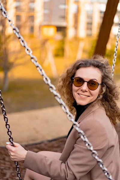 Feliz Atractiva Mujer Joven Moda Riendo Mientras Juega —  Fotos de Stock