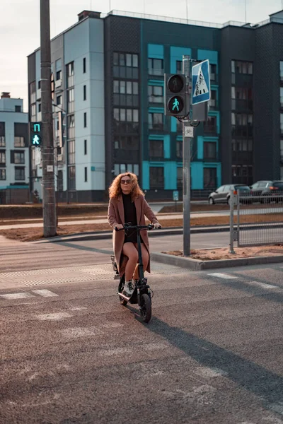 Junge Schöne Frau Fährt Mit Einem Elektroroller Zur Arbeit Modern — Stockfoto