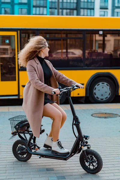 Jonge Mooie Vrouw Paardrijden Een Elektrische Scooter Werken Moderne — Stockfoto