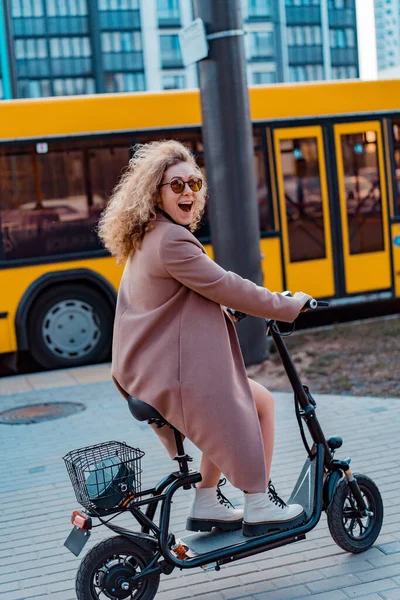 Jonge Mooie Vrouw Paardrijden Een Elektrische Scooter Werken Moderne — Stockfoto