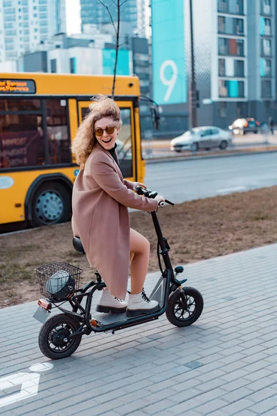 Junge Schöne Frau Fährt Mit Einem Elektroroller Zur Arbeit Modern — Stockfoto