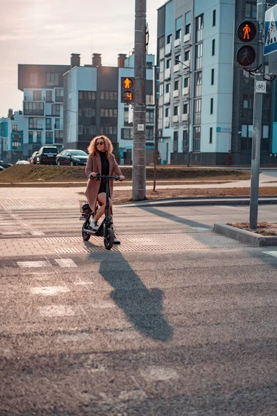 Genç Güzel Bir Kadın Işe Elektrikli Scooterla Gidiyor Modern — Stok fotoğraf