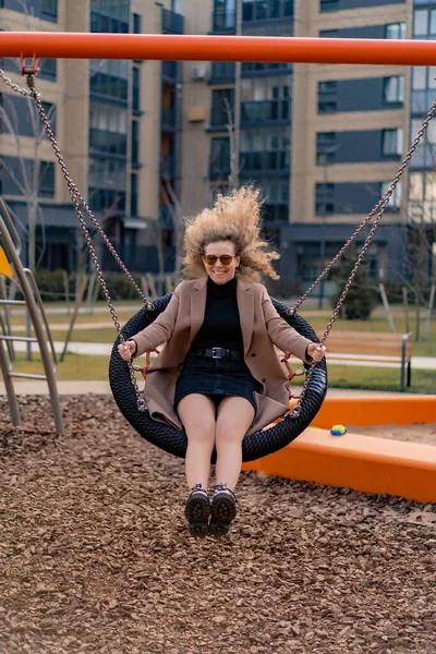 Feliz Atractiva Mujer Joven Moda Riendo Mientras Juega —  Fotos de Stock