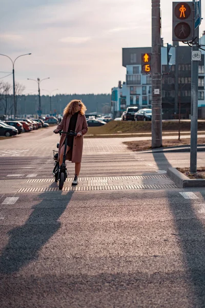 Joven Hermosa Mujer Montando Scooter Eléctrico Para Trabajar Moderno — Foto de Stock