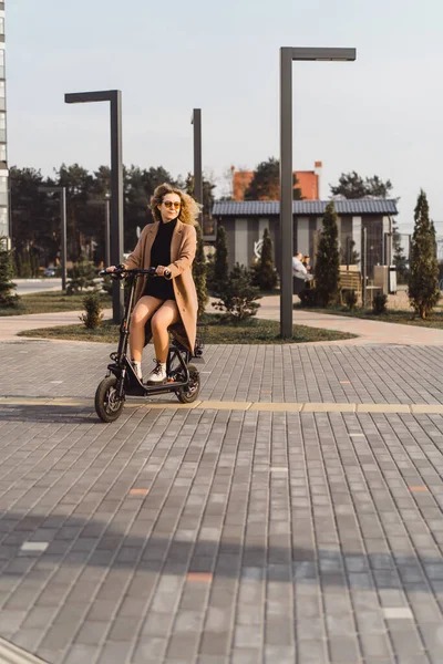 Jeune Belle Femme Chevauchant Scooter Électrique Pour Travailler Moderne — Photo