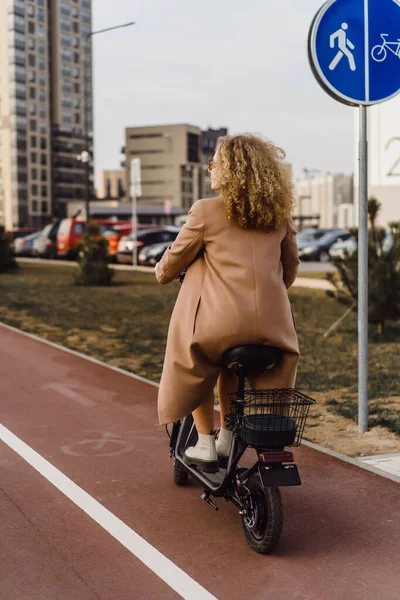 Jonge Mooie Vrouw Paardrijden Een Elektrische Scooter Werken Moderne — Stockfoto