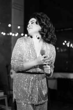 Şarkıcı kadın sahnede