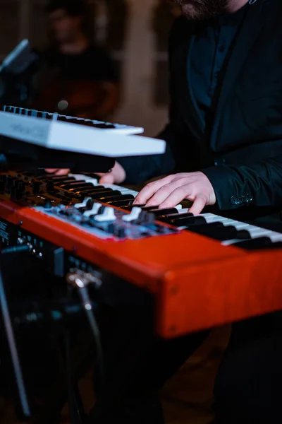 Músico Masculino Tocando Sintetizador Teclado Midi Gravação Stu — Fotografia de Stock