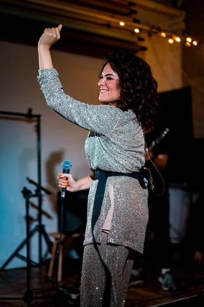 Şarkıcı Kadın Sahnede — Stok fotoğraf