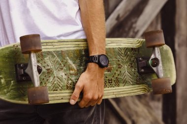 Şehrin taşrasında el ele tutuşan genç adama yaklaş.