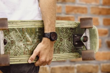 Şehrin taşrasında el ele tutuşan genç adama yaklaş.