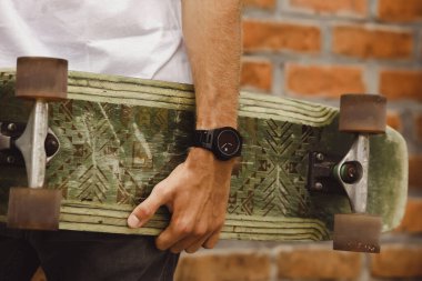 Şehrin taşrasında el ele tutuşan genç adama yaklaş.