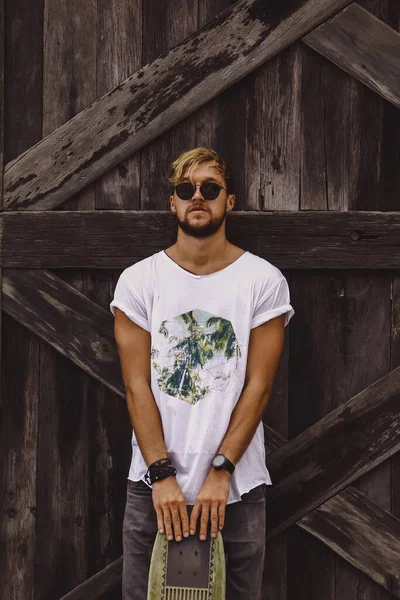 Tipo Estilo Hipster Joven Skater Hombre Con Monopatín Casual — Foto de Stock