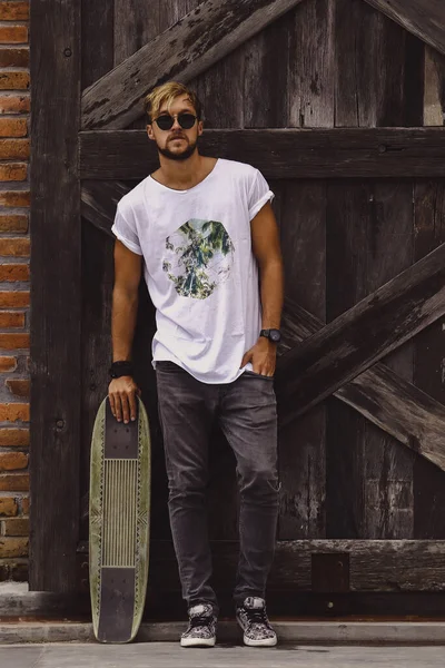 Tipo Estilo Hipster Joven Skater Hombre Con Monopatín Casual — Foto de Stock