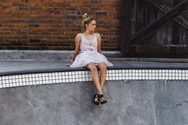 Vacker Ung Kvinna Poserar Utomhus Skate Pool — Stockfoto