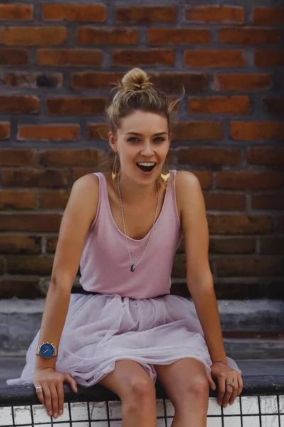 Hermosa Joven Posando Aire Libre Una Piscina Skate — Foto de Stock