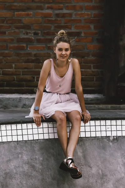 一个漂亮的年轻女子站在外面的一个溜冰场上 — 图库照片