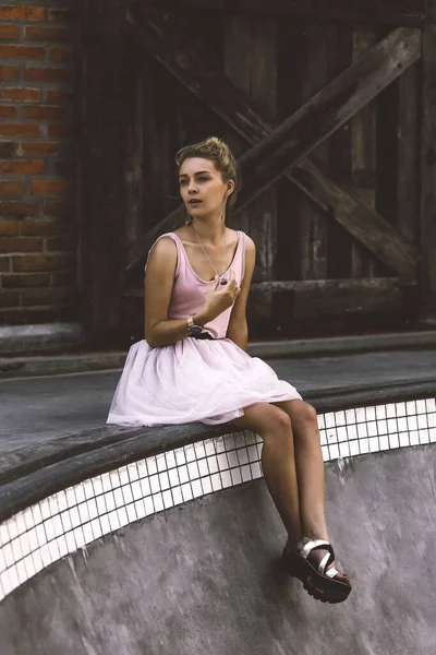 Mooie Jonge Vrouw Poseren Buiten Een Skate Zwembad — Stockfoto