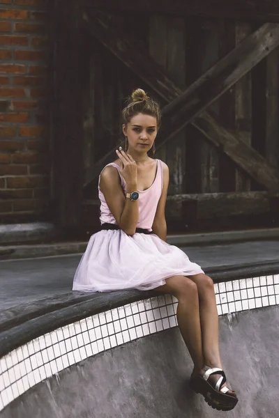 Hermosa Joven Posando Aire Libre Una Piscina Skate —  Fotos de Stock