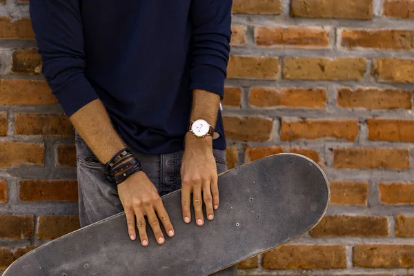 Joven Con Monopatín Ropa Casual — Foto de Stock