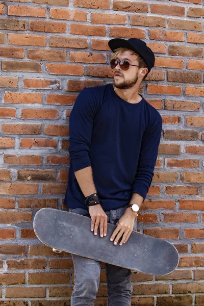 Молодой Человек Скейтбордом Повседневная Одежда — стоковое фото