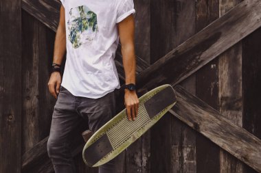 Şehrin taşrasında el ele tutuşan genç adama yaklaş.