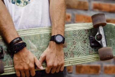 Şehrin taşrasında el ele tutuşan genç adama yaklaş.