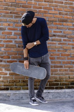 Kaykaylı genç bir adam. gündelik kıyafet.