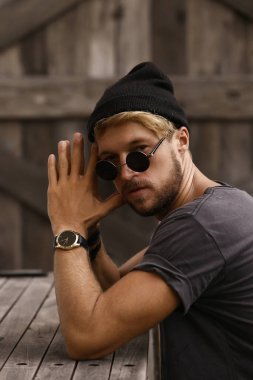 Güneş gözlüklü genç adam, şehir tarzı..