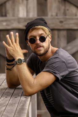 Güneş gözlüklü genç adam, şehir tarzı..