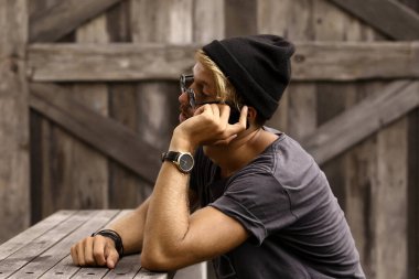 Güneş gözlüklü genç adam, şehir tarzı..