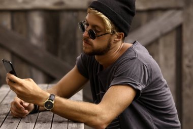 Güneş gözlüklü genç adam, şehir tarzı..