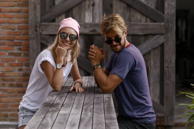Aşık hipster çiftin romantik güzel portresi.