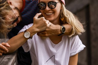 İki elin yakın çekimi. İyi giyimli şık erkek ve kadın. 