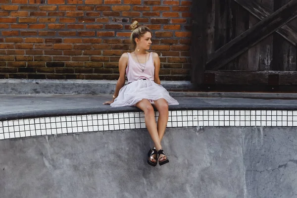 Hermosa Joven Posando Aire Libre Una Piscina Skate — Foto de Stock