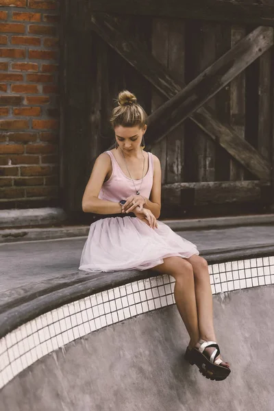 Hermosa Joven Posando Aire Libre Una Piscina Skate — Foto de Stock