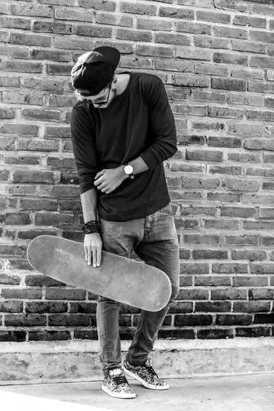 Young Man Skateboard Casual Wear — Stock Photo, Image
