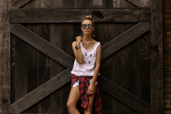 Mulher Hipster Jovem Elegante Mulher Com Óculos Sol Espelhados Fazenda — Fotografia de Stock