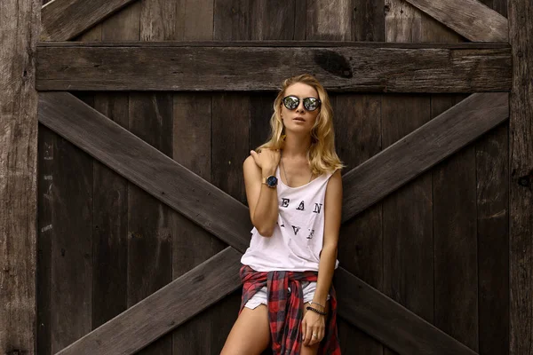 Stylish Young Hipster Woman Woman Mirrored Sunglasses Ranch — Stock Photo, Image