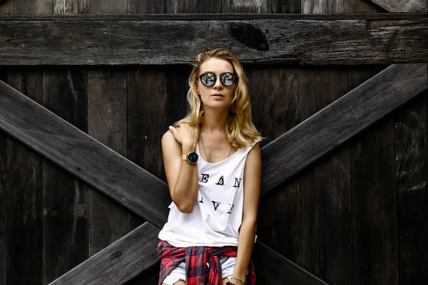 Mulher Hipster Jovem Elegante Mulher Com Óculos Sol Espelhados Fazenda — Fotografia de Stock
