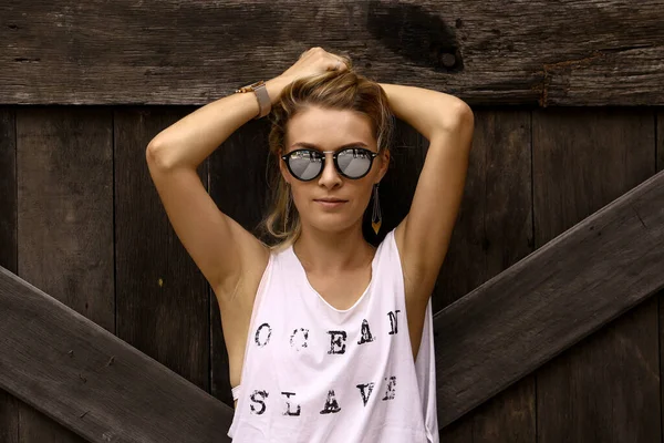 Joven Mujer Hipster Con Estilo Mujer Con Gafas Sol Espejadas — Foto de Stock