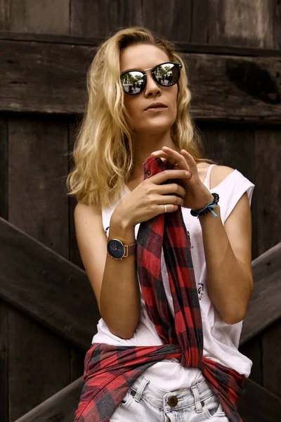 Joven Mujer Hipster Con Estilo Mujer Con Gafas Sol Espejadas — Foto de Stock