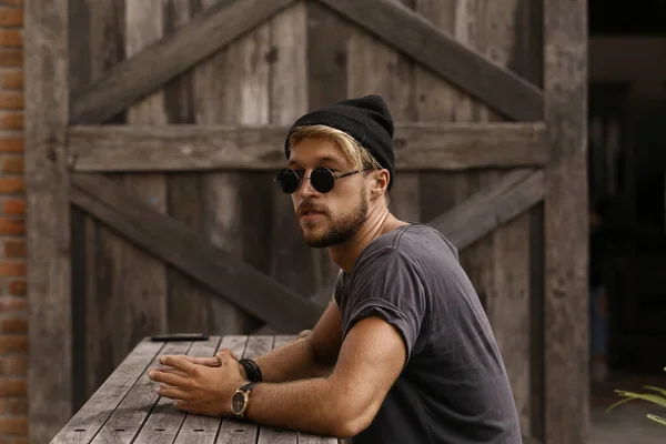 Hombre Joven Gafas Sol Estilo Urbano —  Fotos de Stock