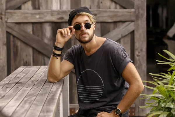 Young Man Sunglasses Urban Style — Stock Photo, Image