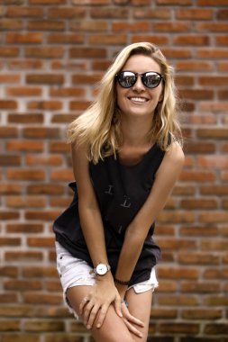 Duvarın arkasında güzel genç bir kadın var. Sıradan bir kadın. 