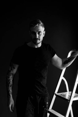 Orta yaşlı bir adamın portresi, çekici genç bir adam, yakın plan..