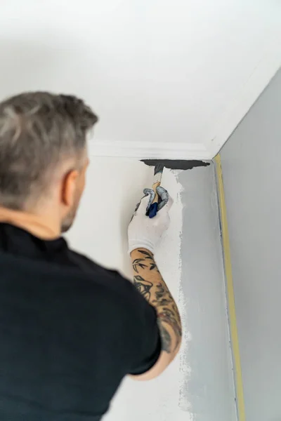 Onarım Adam Duvarları Silindirle Boyuyor Resim Yapmaya Hazırlanıyor Odada Tamirat — Stok fotoğraf