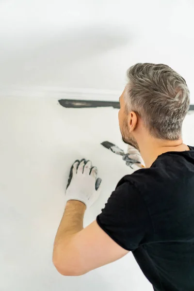 Naprawy Mężczyzna Maluje Ściany Wałkiem Przygotowuje Się Malowania Remontuje Pokoju — Zdjęcie stockowe